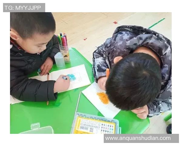 小孩热衷模仿足球明星转场瞬间展现童趣与梦想