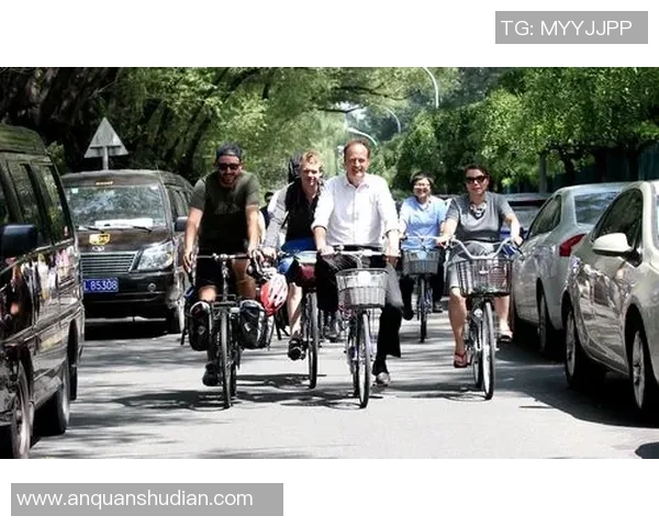 足球明星亲自骑行展现运动魅力与环保理念的完美结合 足球明星亲自骑行展现运动魅力与环保理念的完美结合
